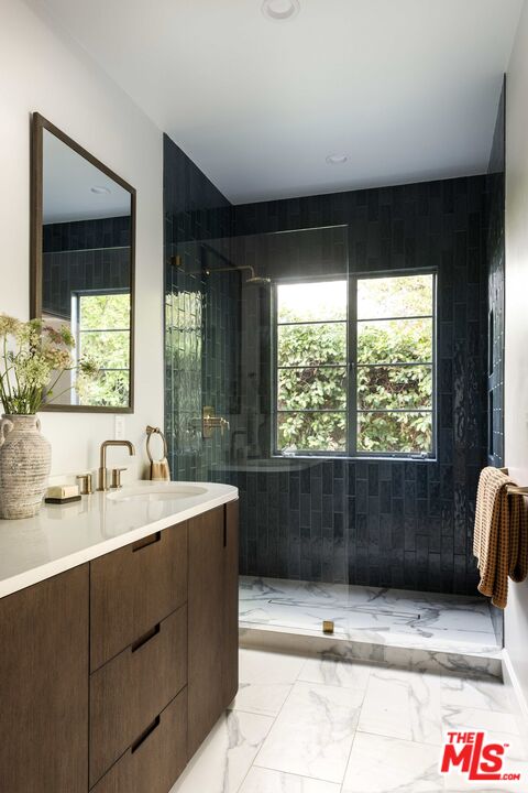 2449 N Commonwealth Ave