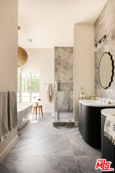 2449 N Commonwealth Ave