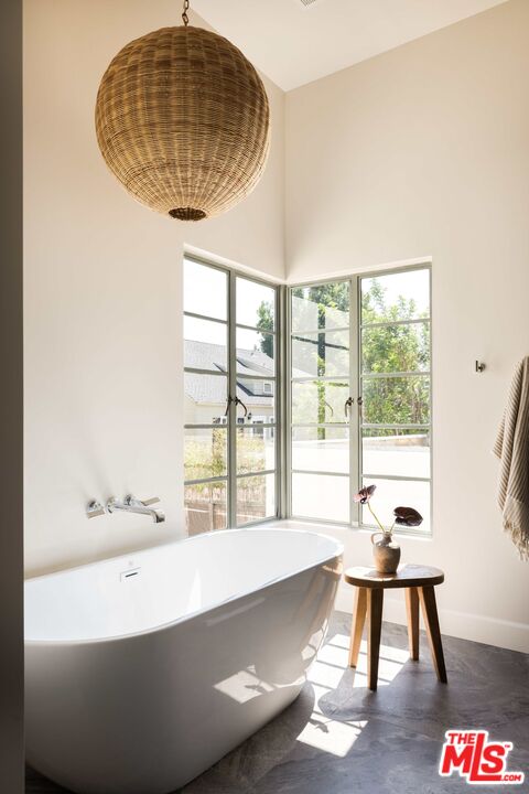 2449 N Commonwealth Ave