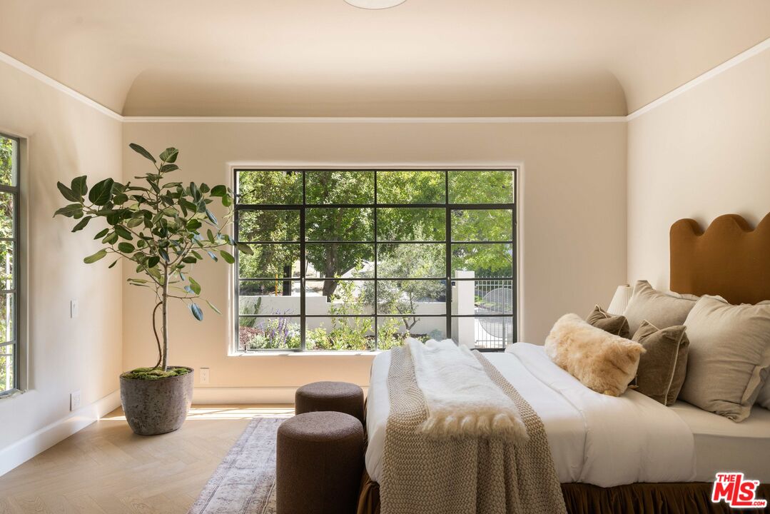 2449 N Commonwealth Ave