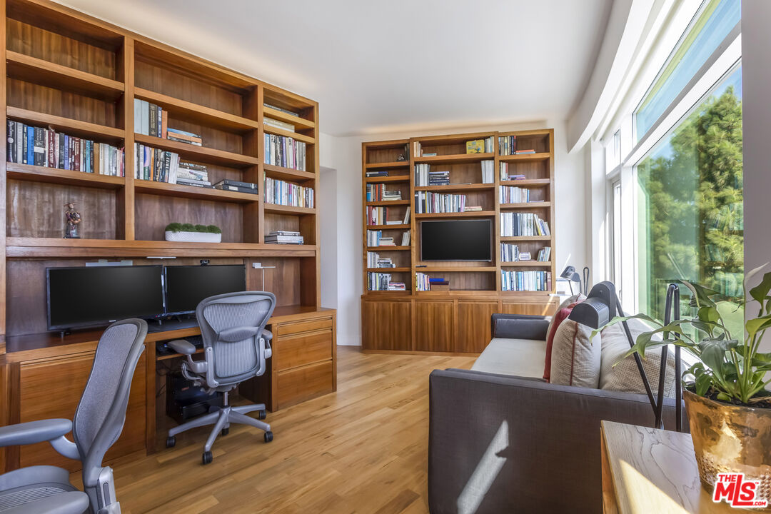 1 W Century Dr Unit: 4B