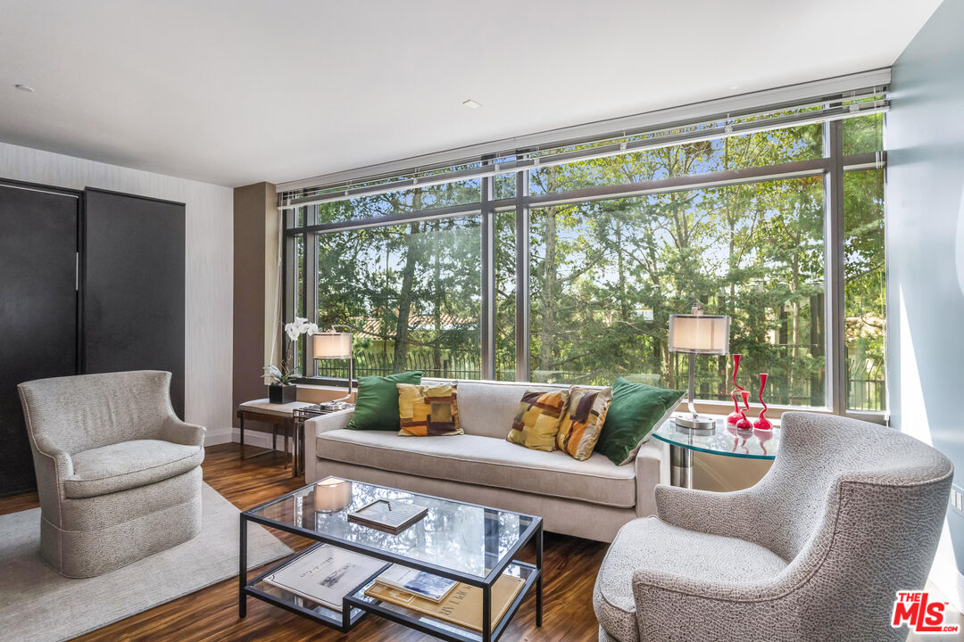 1 W Century Dr Unit: 4B