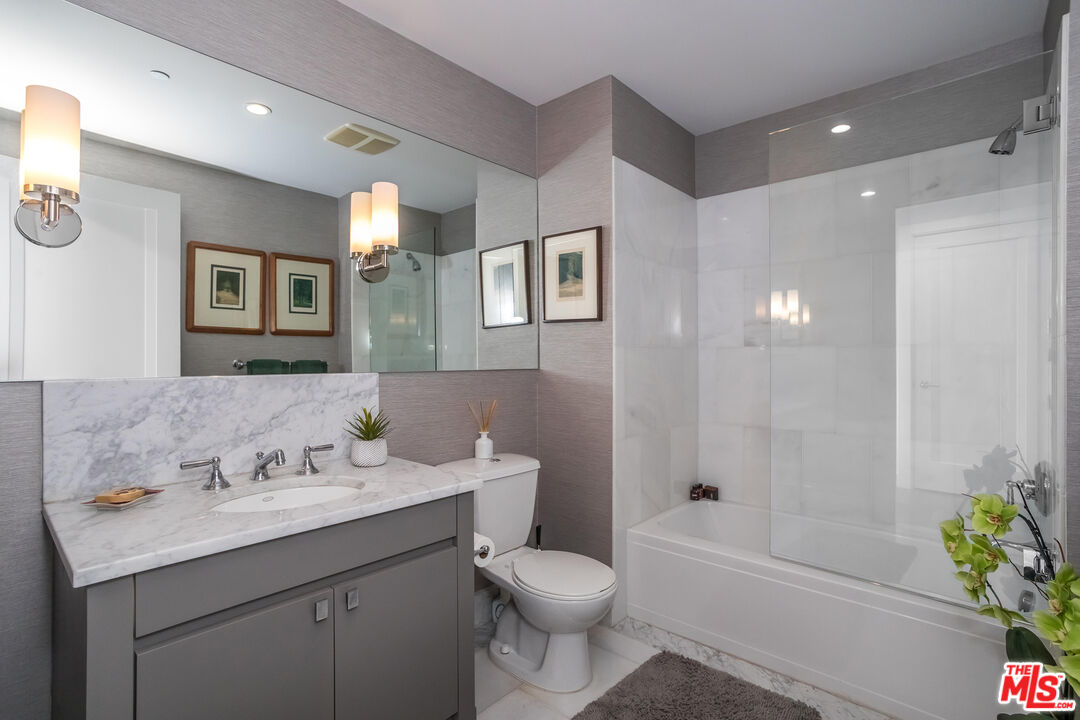 1 W Century Dr Unit: 4B