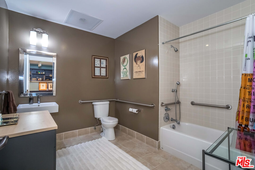 1 W Century Dr Unit: 4B