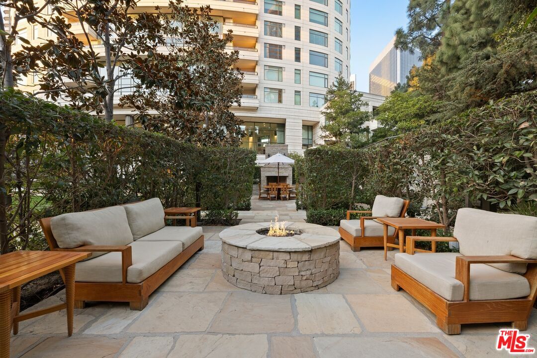 1 W Century Dr Unit: 4B