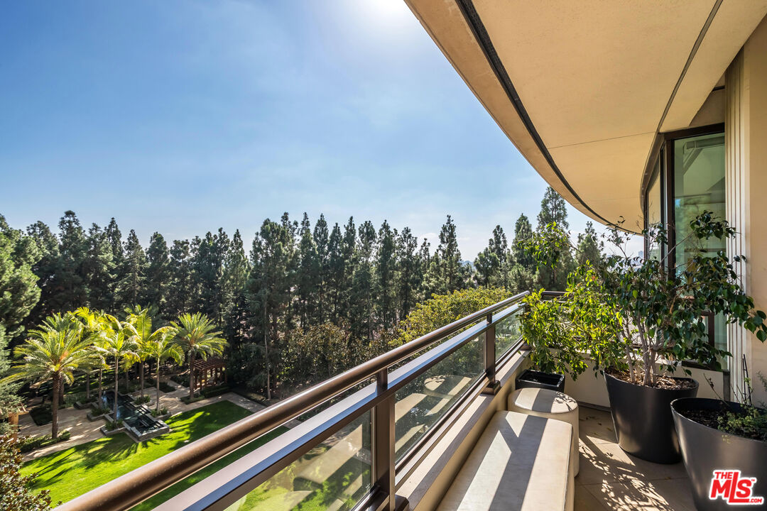 1 W Century Dr Unit: 4B