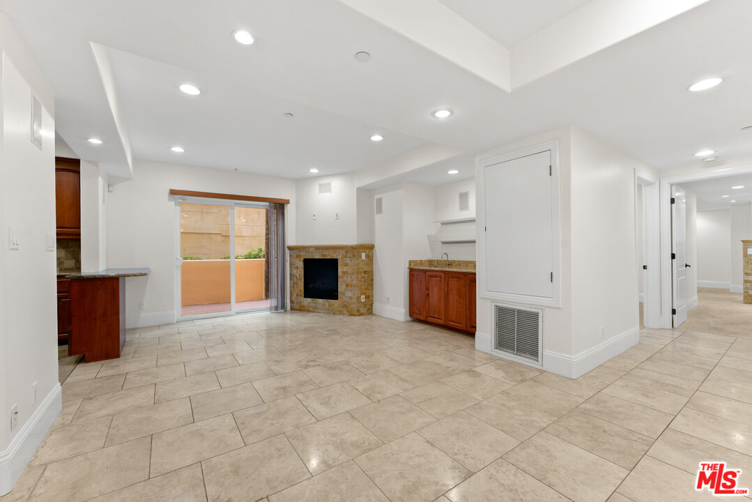 16123 W Sunset Blvd Unit: 101