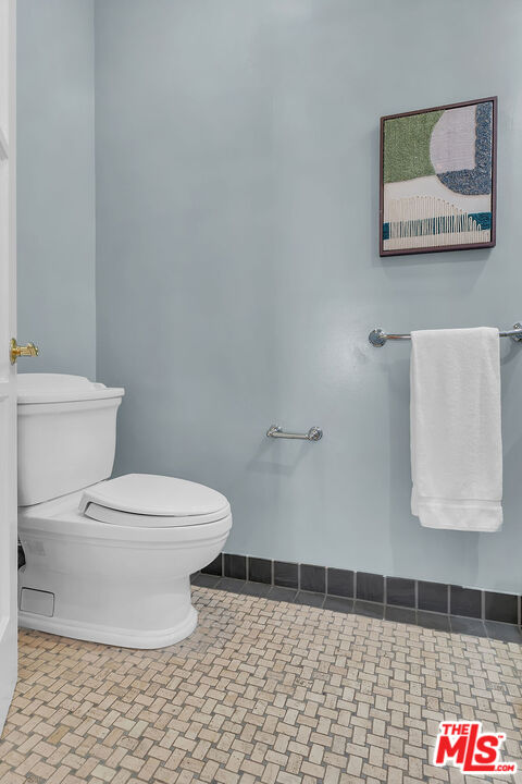 6526 Lindenhurst Ave