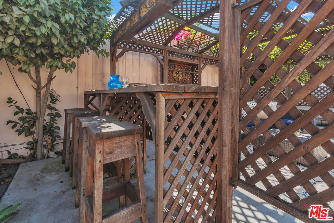 6526 Lindenhurst Ave