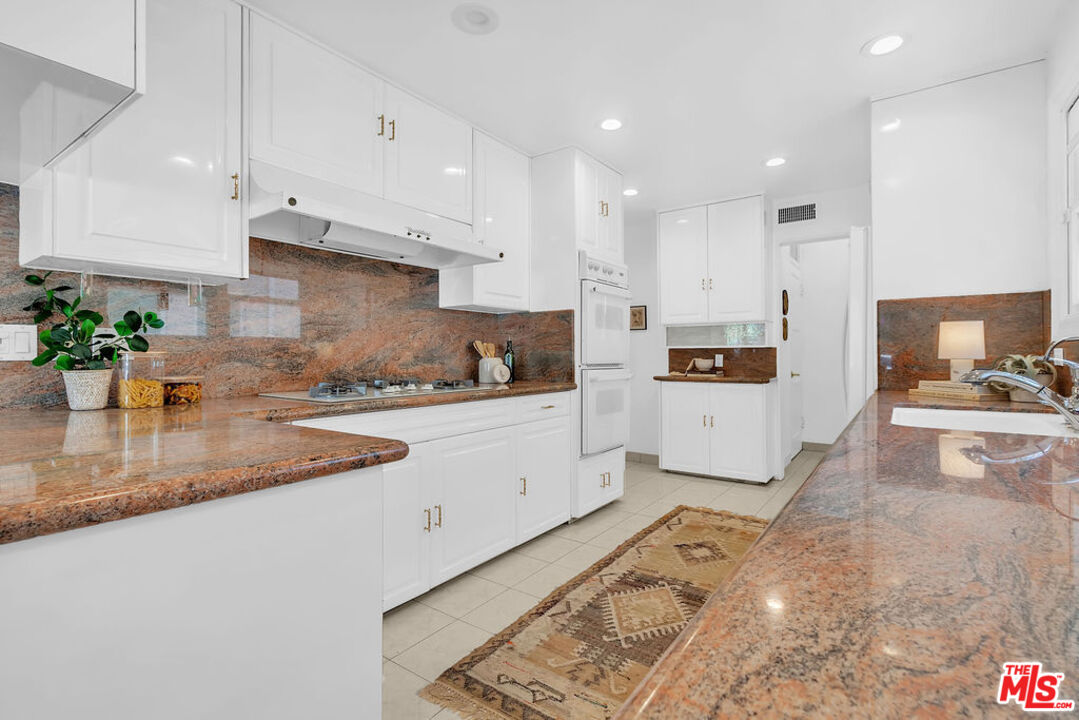 6526 Lindenhurst Ave