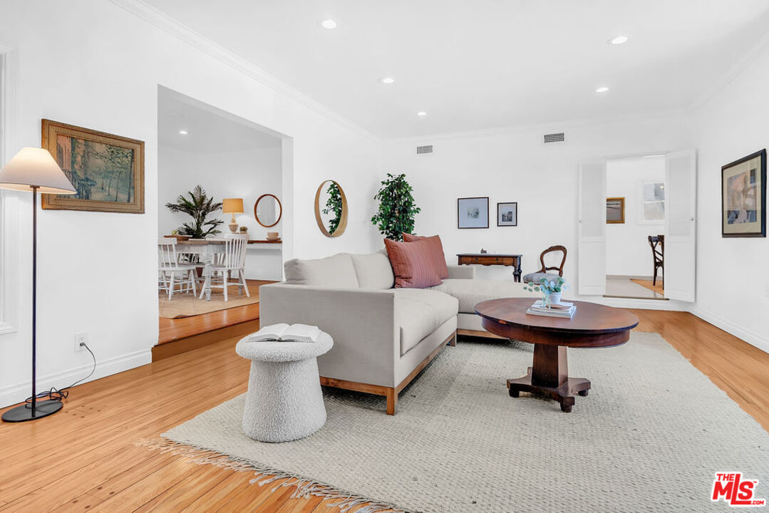 6526 Lindenhurst Ave