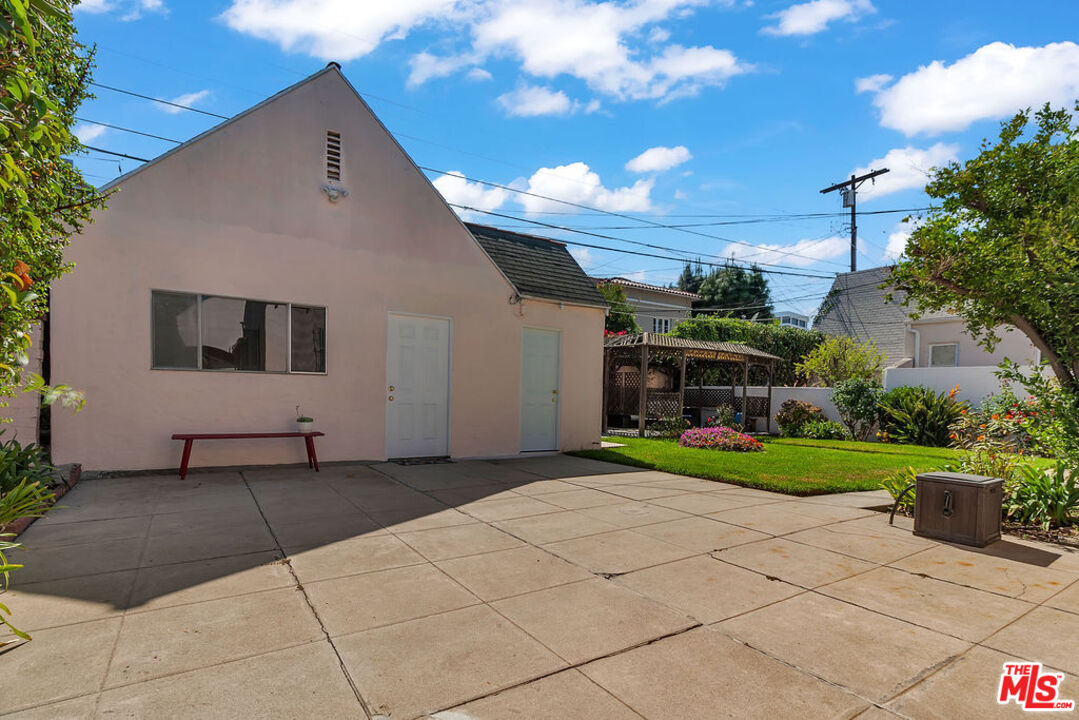 6526 Lindenhurst Ave