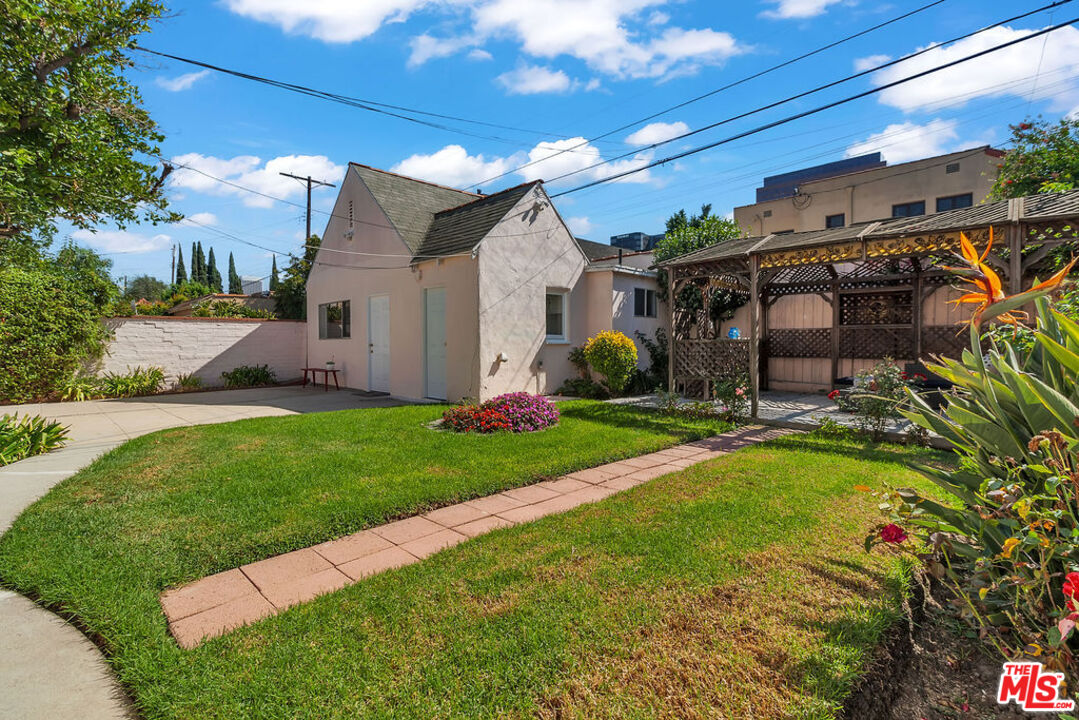 6526 Lindenhurst Ave