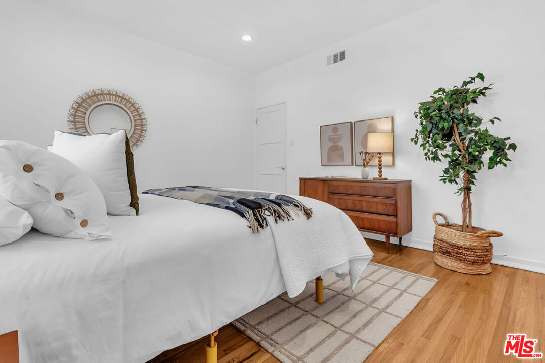 6526 Lindenhurst Ave