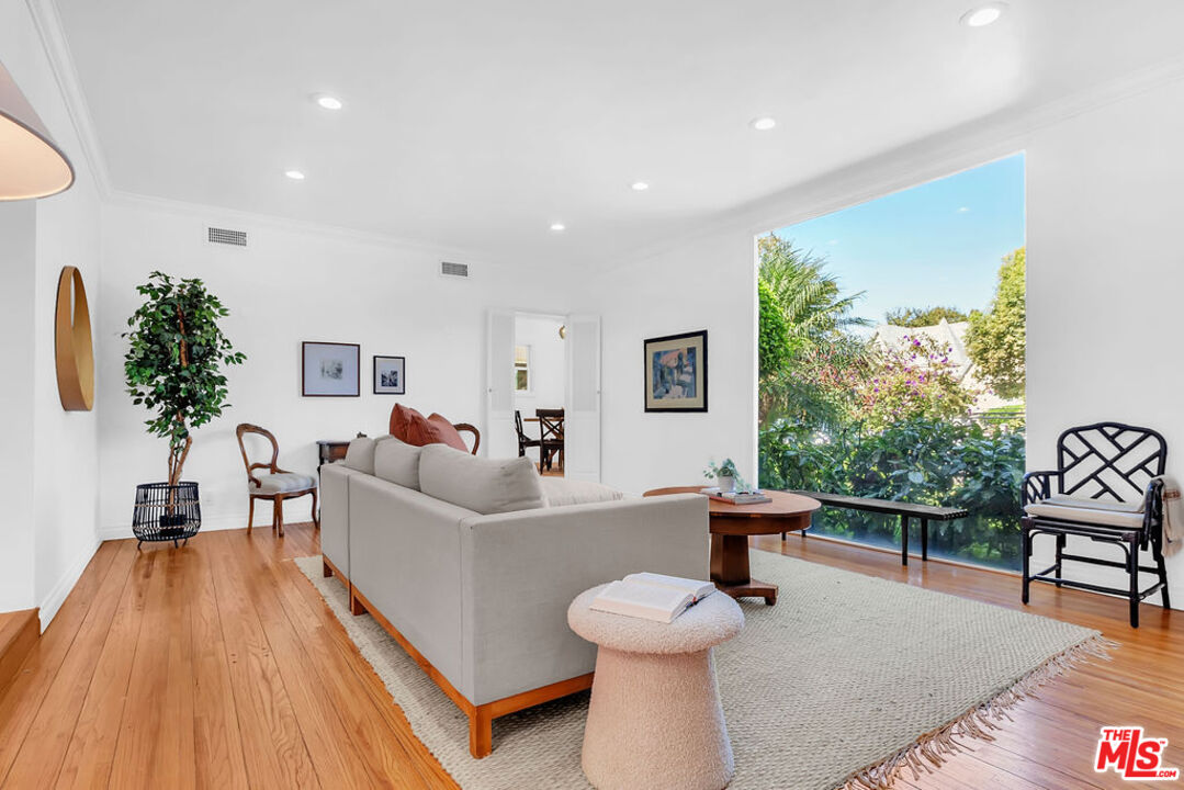 6526 Lindenhurst Ave