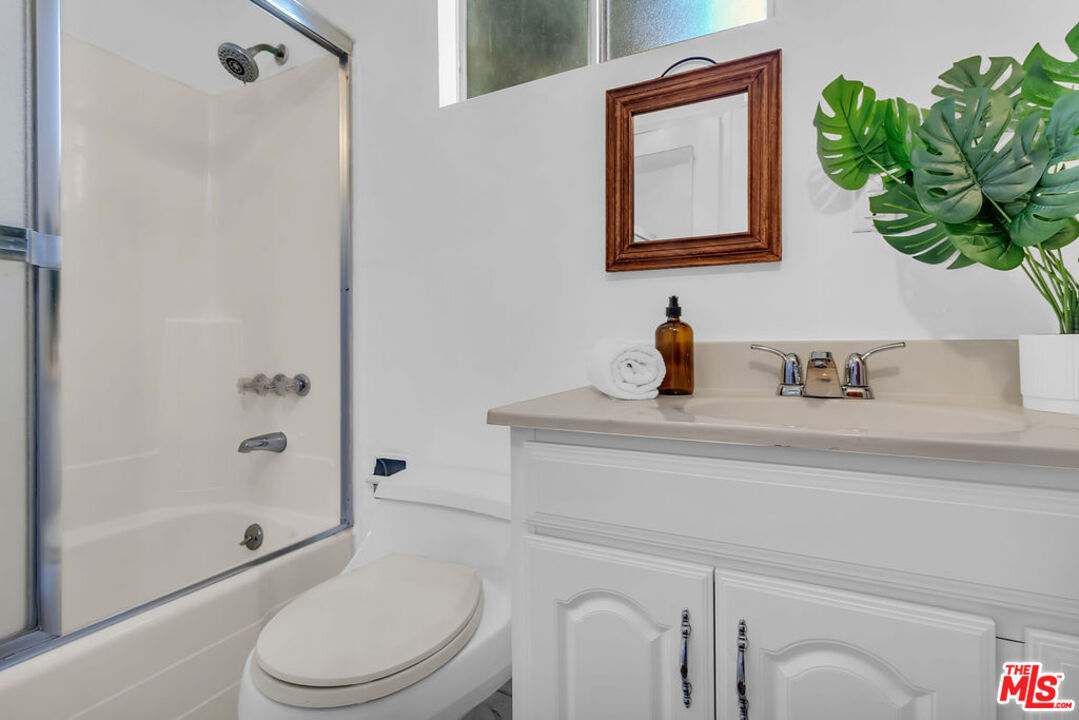 6526 Lindenhurst Ave