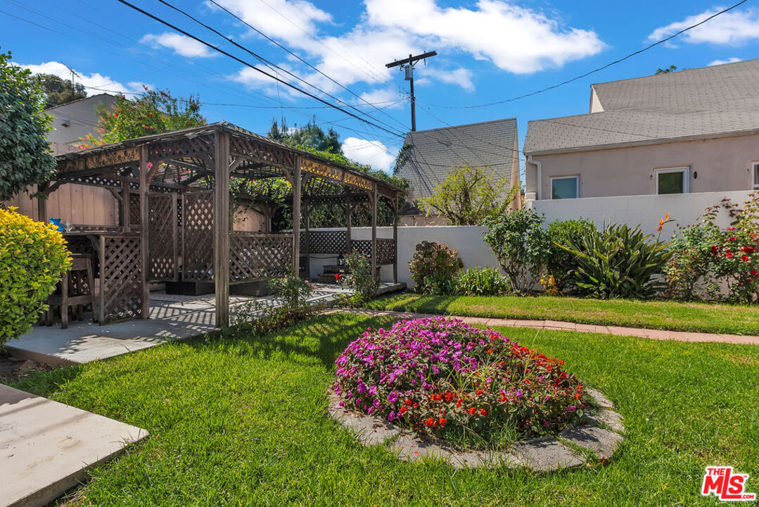 6526 Lindenhurst Ave