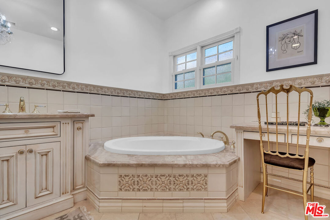 6526 Lindenhurst Ave