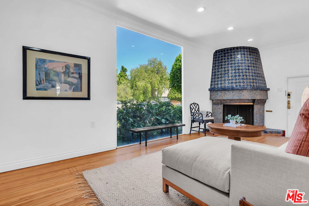 6526 Lindenhurst Ave