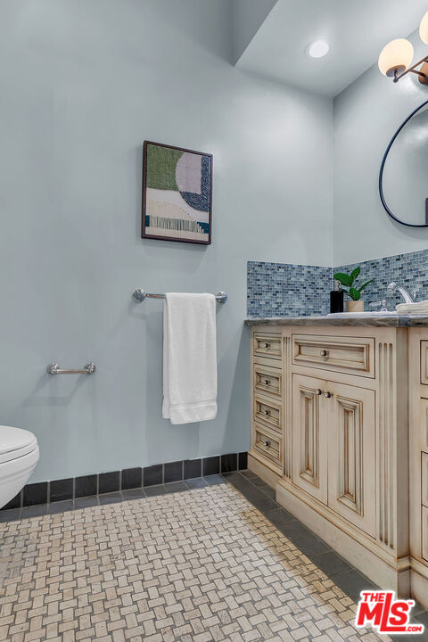 6526 Lindenhurst Ave