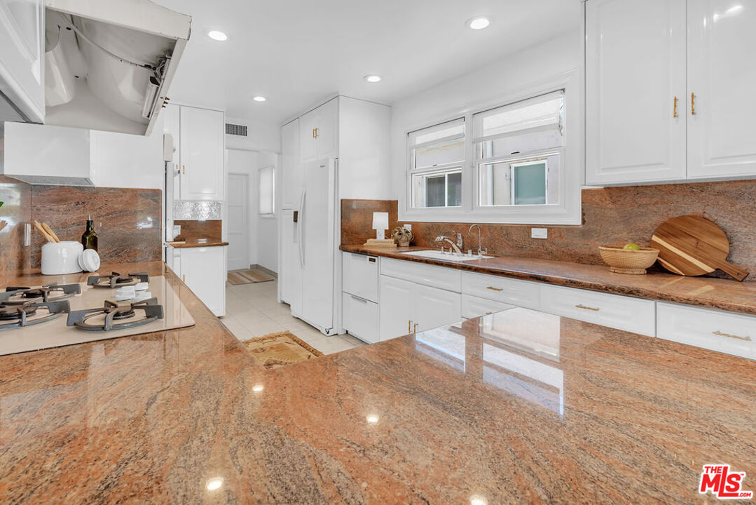 6526 Lindenhurst Ave