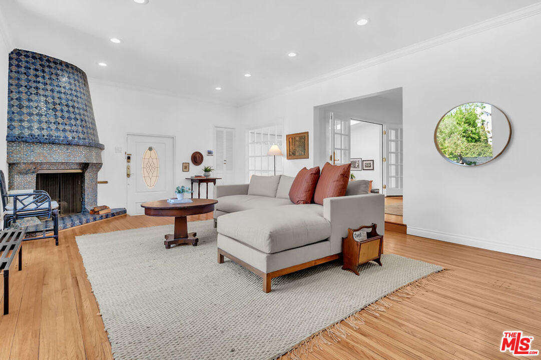 6526 Lindenhurst Ave