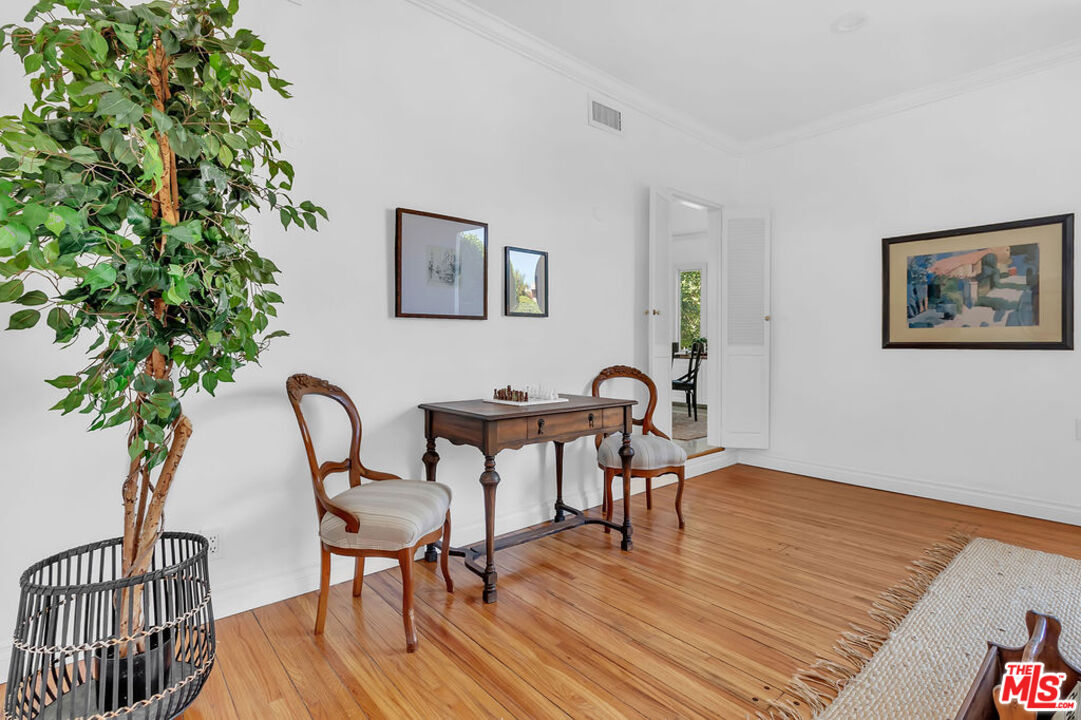 6526 Lindenhurst Ave