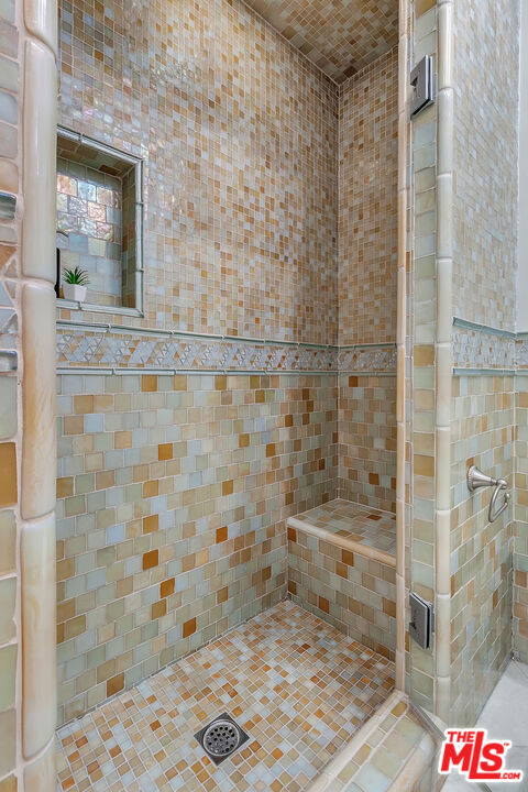 6526 Lindenhurst Ave