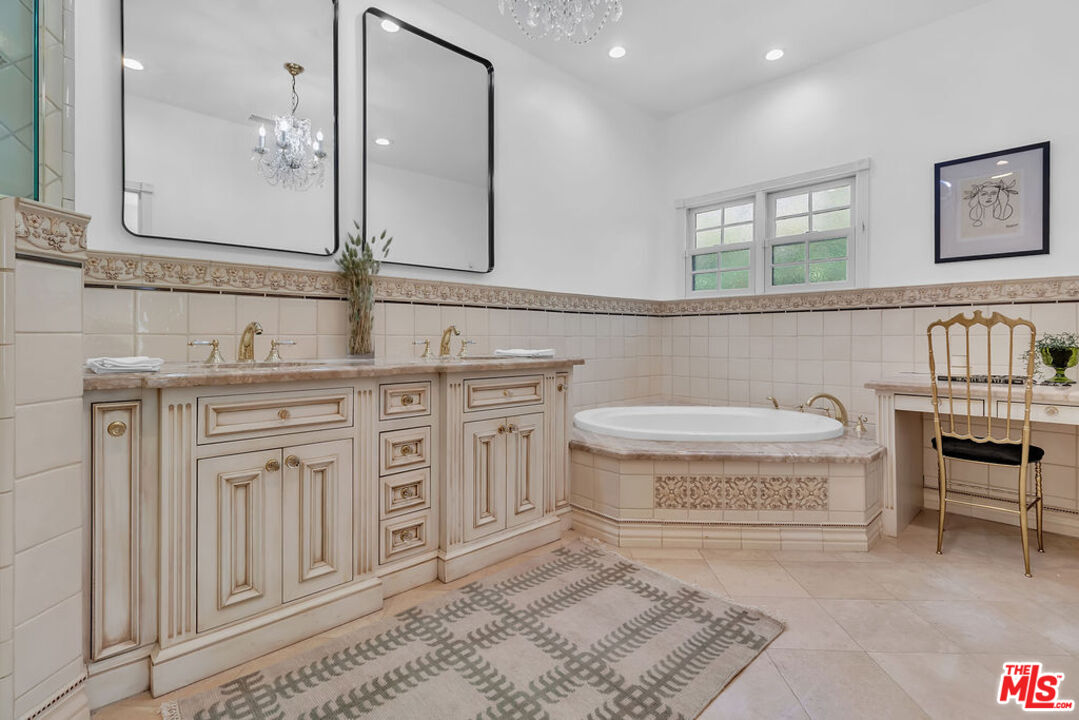 6526 Lindenhurst Ave