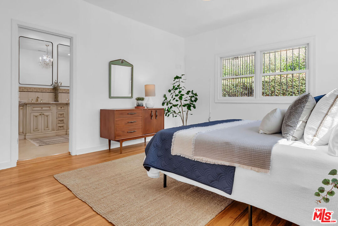 6526 Lindenhurst Ave