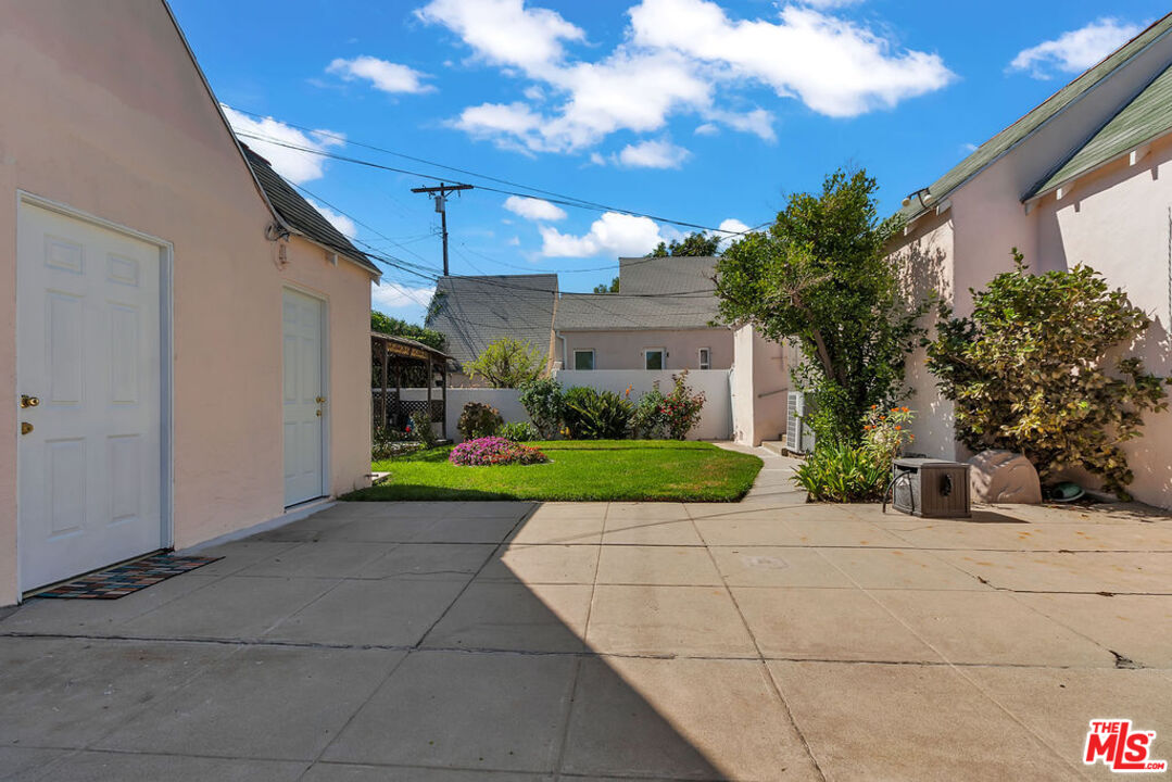 6526 Lindenhurst Ave