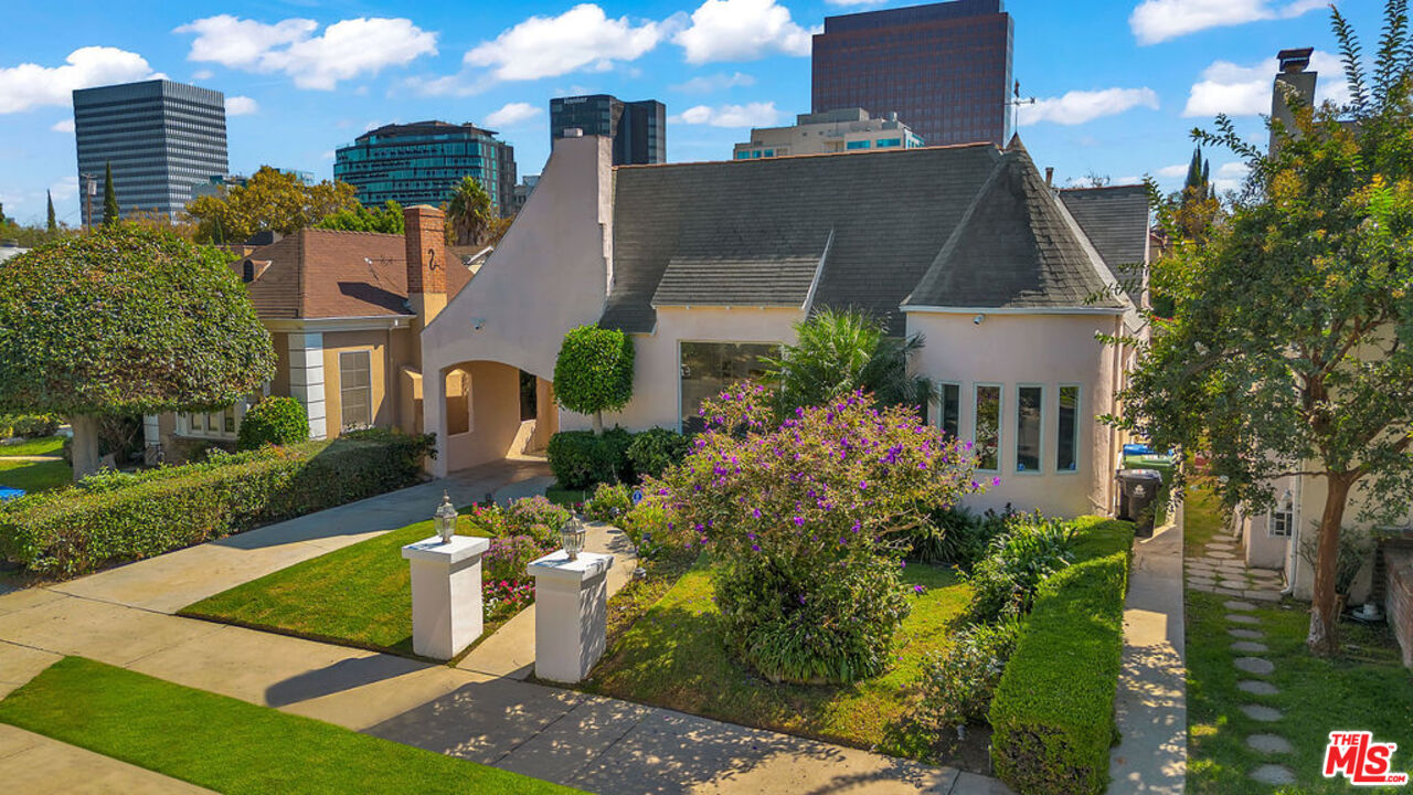 6526 Lindenhurst Ave