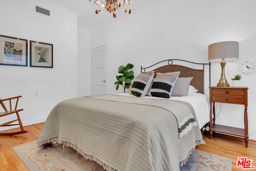 6526 Lindenhurst Ave