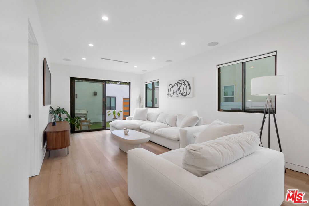 2911 S Rimpau Blvd Unit: 1