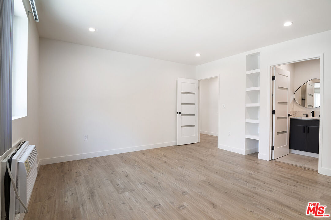 162 S Sycamore Ave Unit: 162 1/2