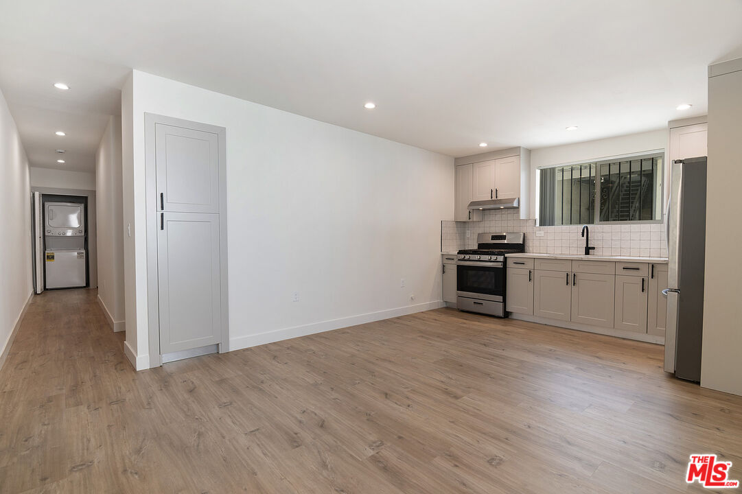 162 S Sycamore Ave Unit: 162 1/2