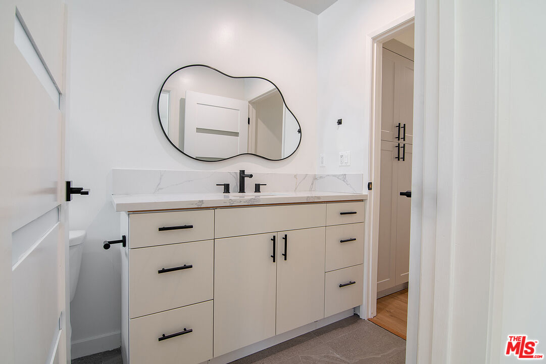 162 S Sycamore Ave Unit: 162 1/2