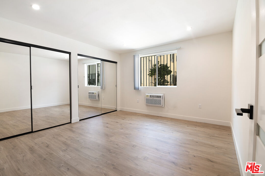 162 S Sycamore Ave Unit: 162 1/2