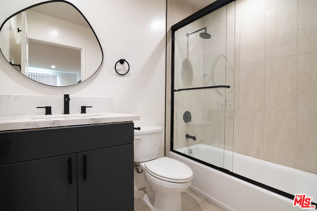 162 S Sycamore Ave Unit: 162 1/2