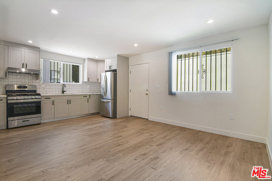 162 S Sycamore Ave Unit: 162 1/2