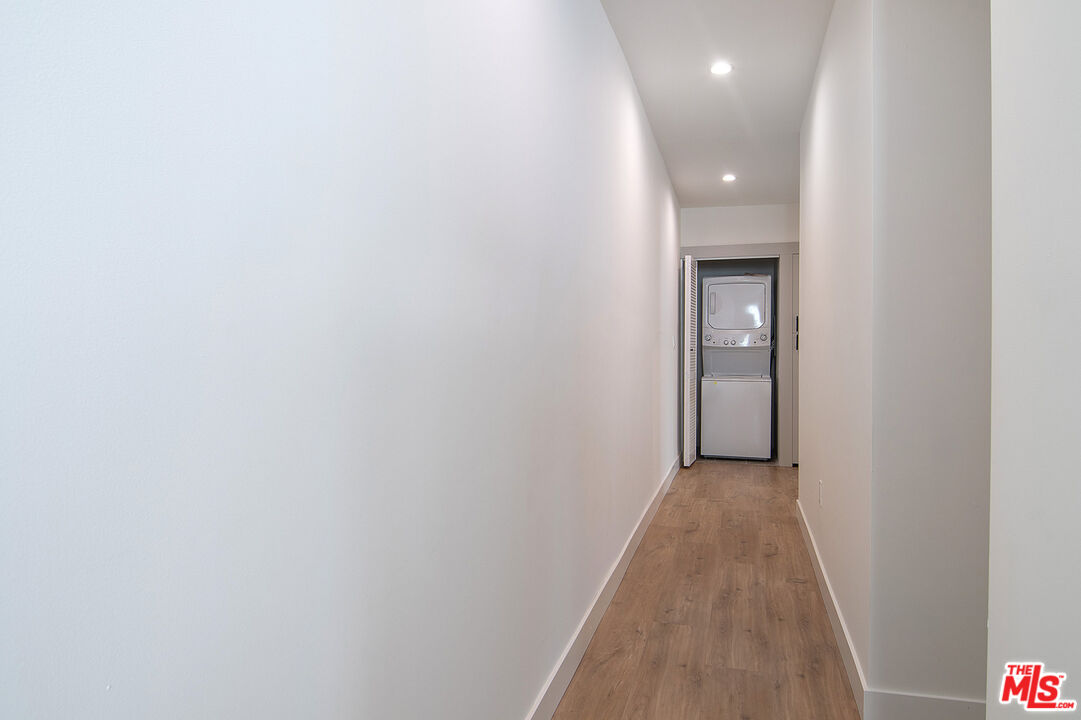 162 S Sycamore Ave Unit: 162 1/2