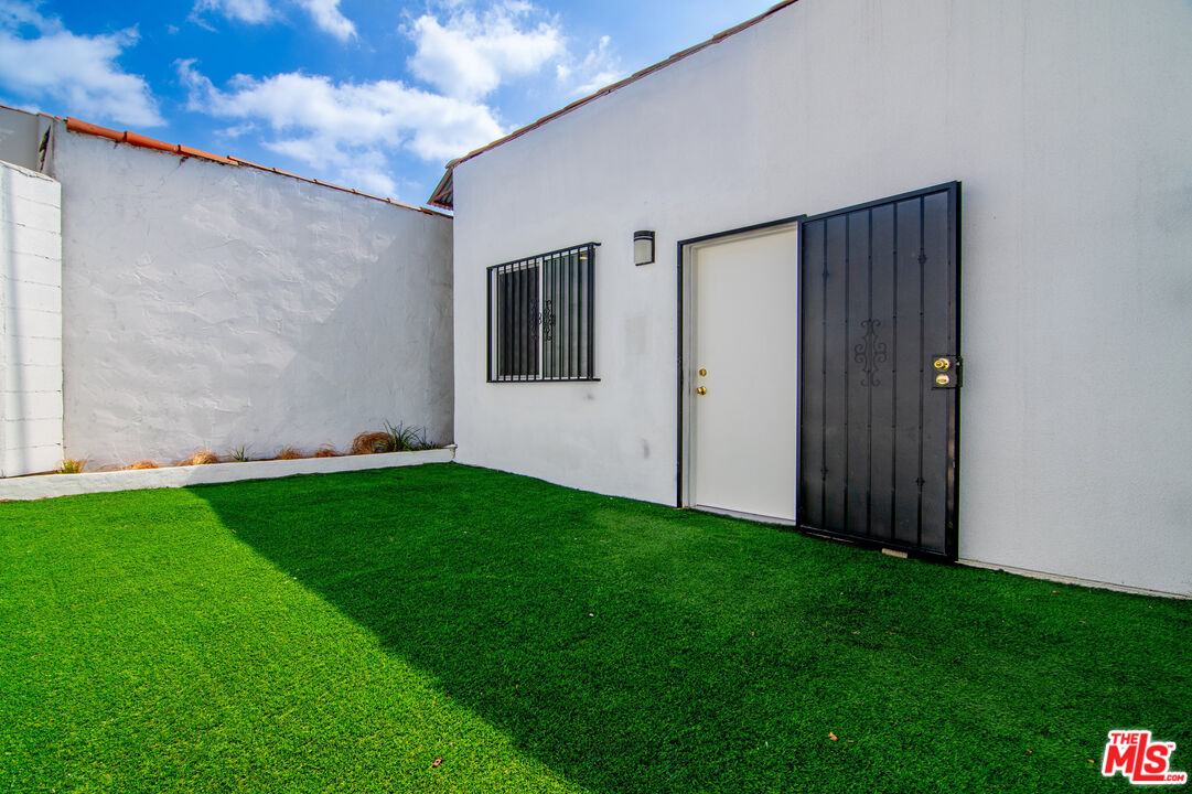 162 S Sycamore Ave Unit: 162 1/2