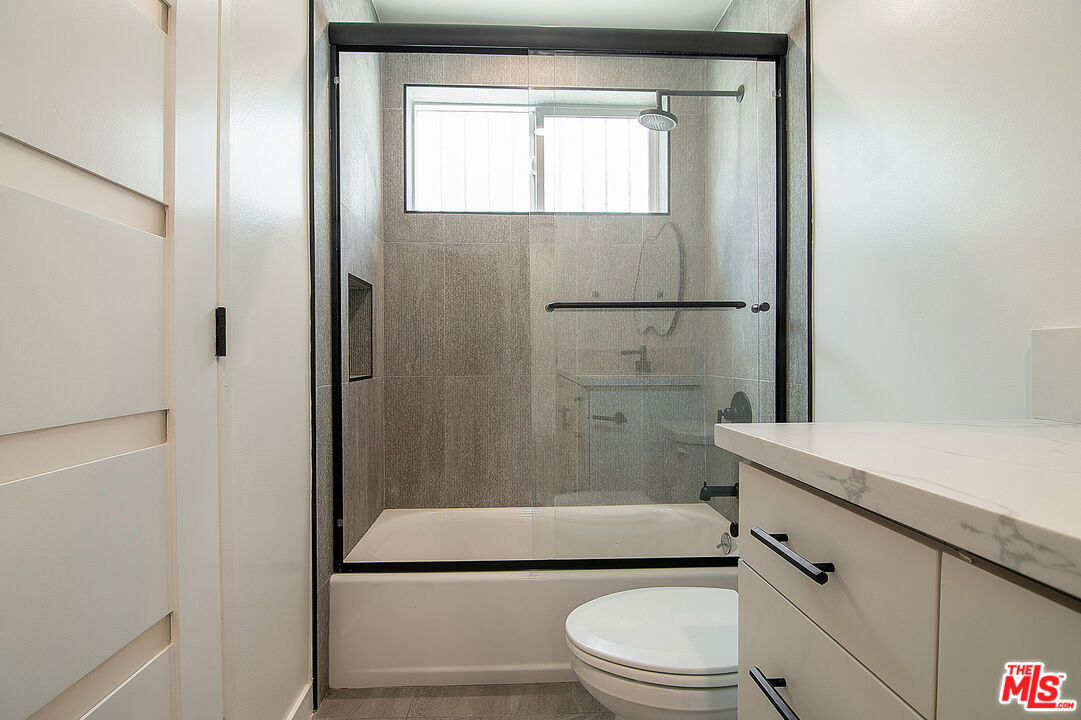 162 S Sycamore Ave Unit: 162 1/2