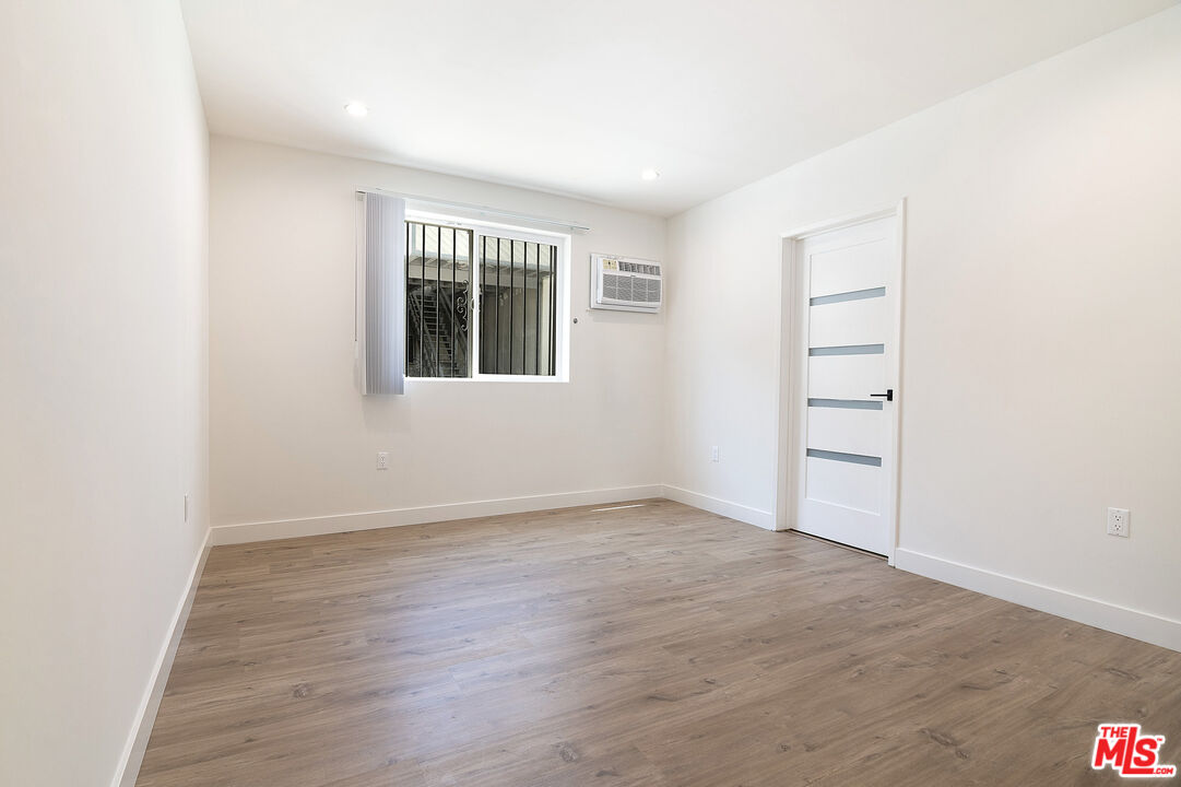 162 S Sycamore Ave Unit: 162 1/2