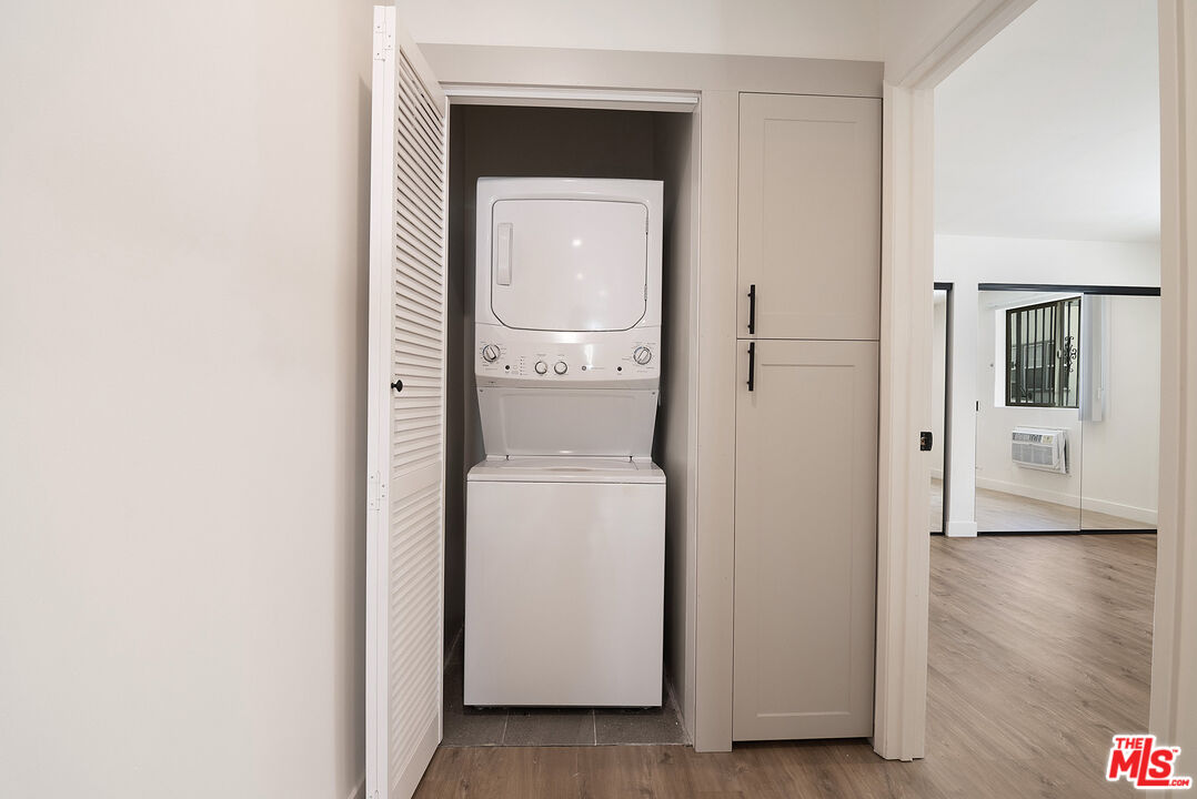 162 S Sycamore Ave Unit: 162 1/2