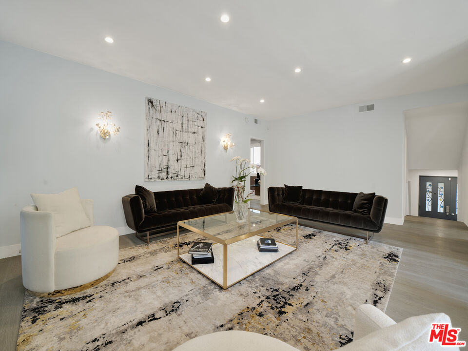 438 N Palm Dr Unit: 1