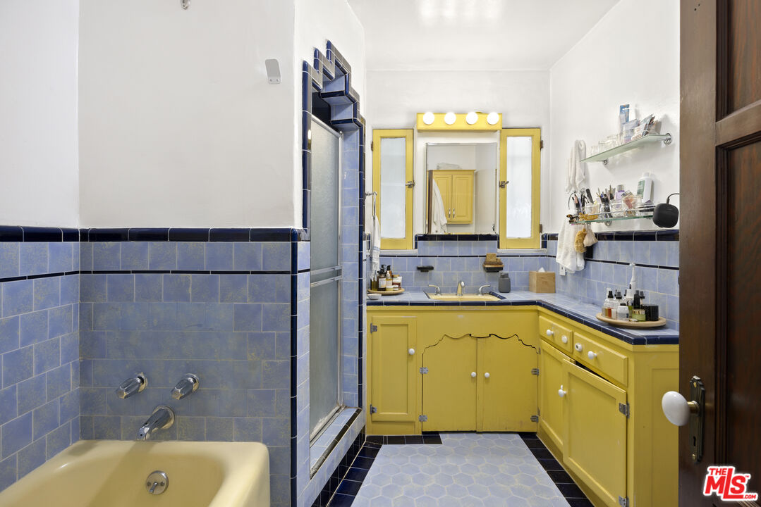 1118 S Crescent Heights Blvd