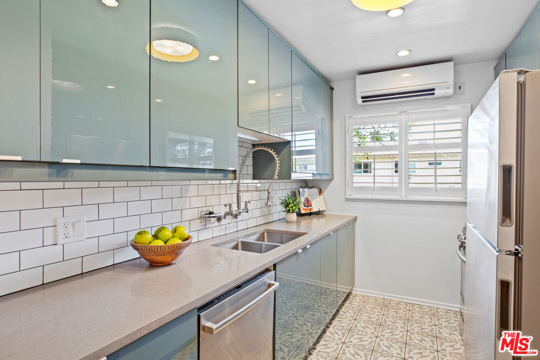 1615 N Laurel Ave Unit: 114