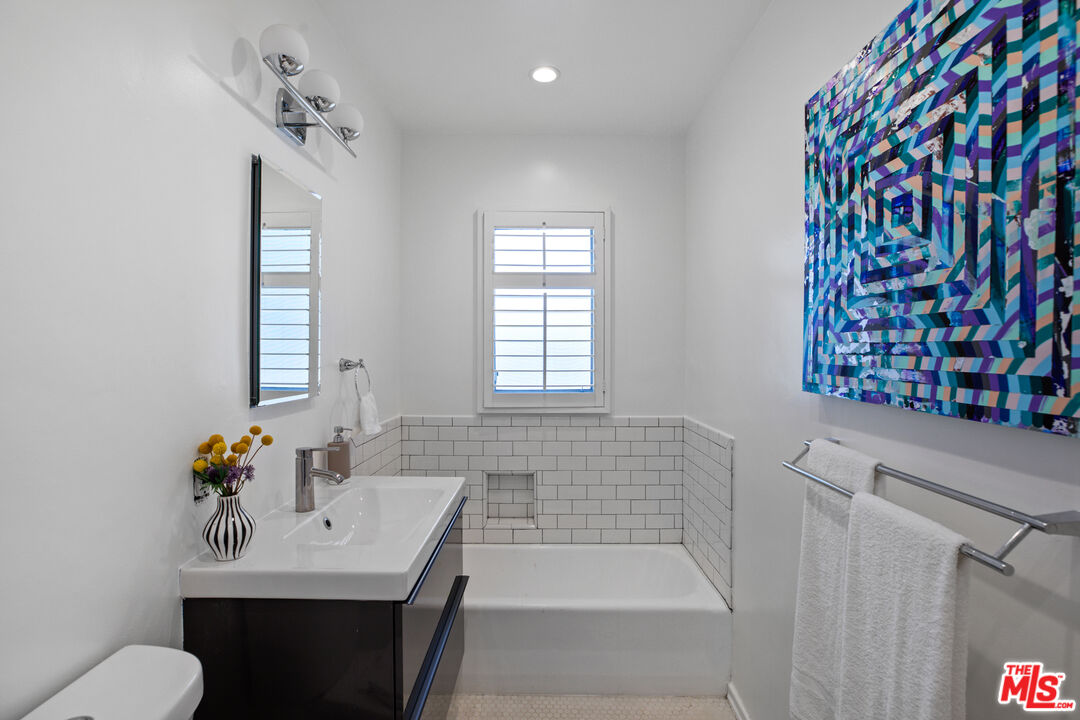 1615 N Laurel Ave Unit: 114