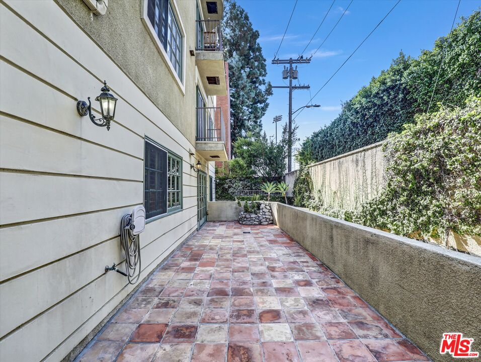 277 S Spalding Dr Unit: 102